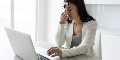 mulher-de-tiro-medio-trabalhando-com-laptop